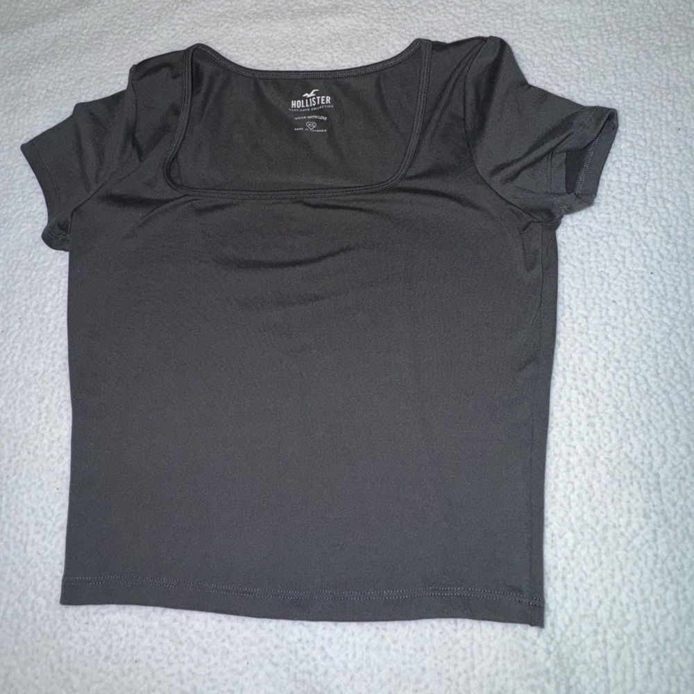 Hollister crop top t-shirt in xs